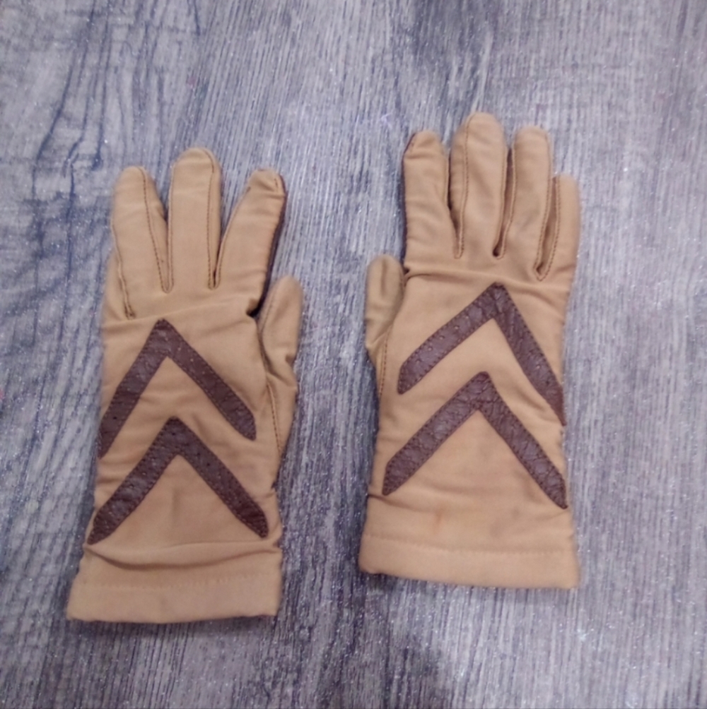 Isotoner Tan and Brown Leather Gloves